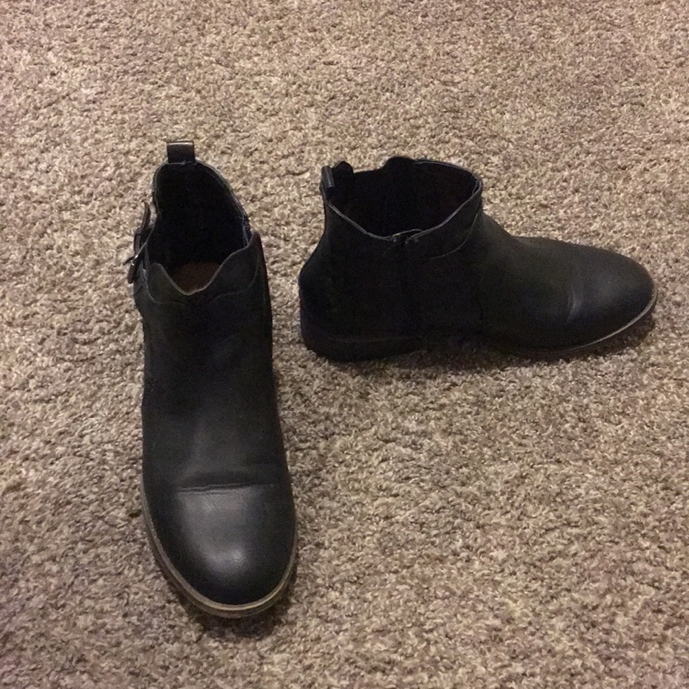 Shoes - Picture 2 of 3